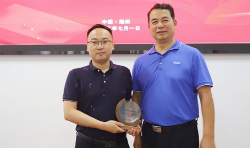兔宝宝 地板荣 获“中国地板行业研发创新先进单位”奖项