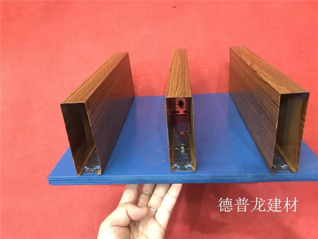 售楼部木纹色铝通吊顶-铝方通留缝设计(再创新潮流)