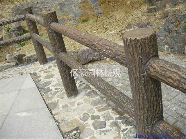 上饶混凝土仿木栏杆定制厂家萍乡河堤水泥仿树皮护栏成批出售