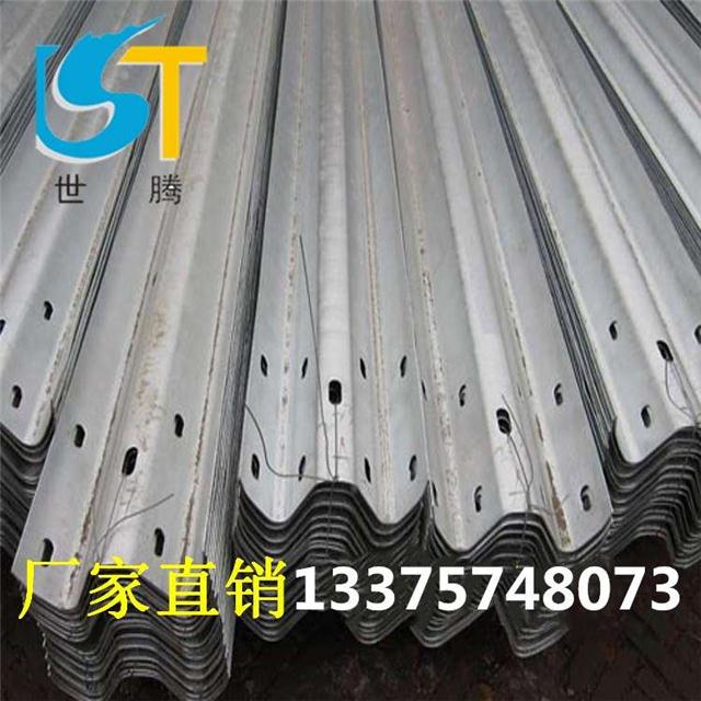 中央分隔带组合型am级双波波形梁护栏,立柱间距1m,预埋套筒式