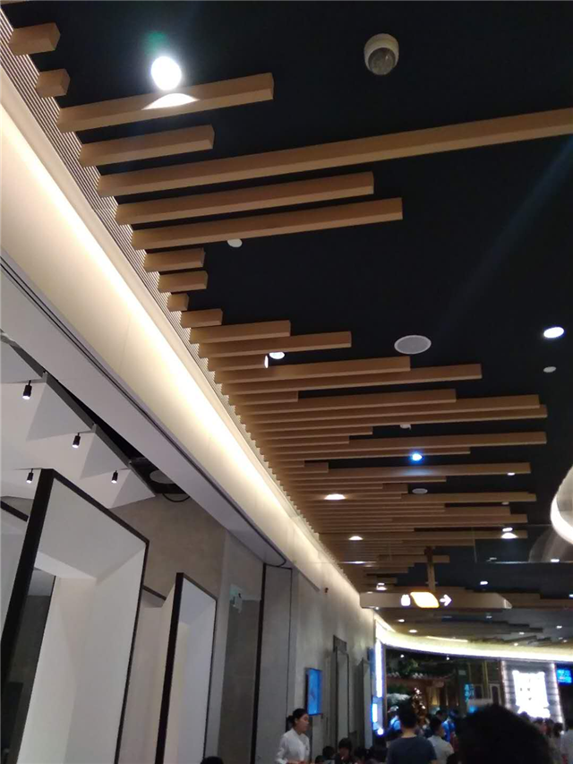 连锁餐厅装饰焊接波浪形铝方通吊顶效果图