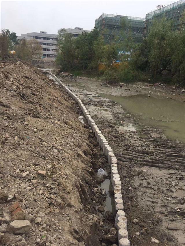 河道驳岸仿木桩混凝土材质仿木桩高标号水泥预制成型