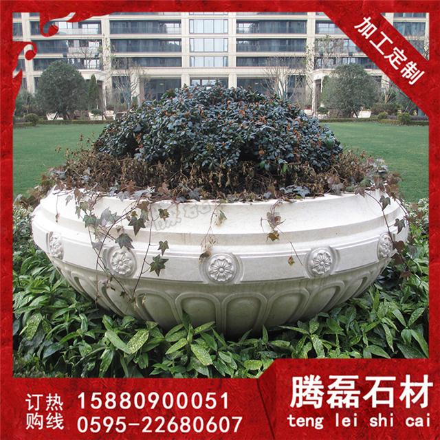 也可在草地上当中酒杯式石雕花盆,小花坛*放置石雕花盆.