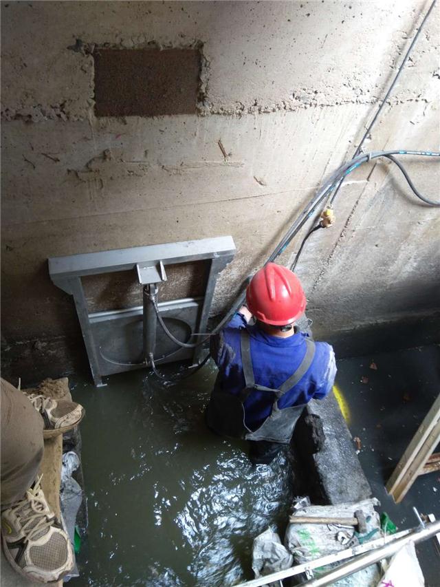 太阳能液压闸门一般安装于截流井中的污水口和雨水口上