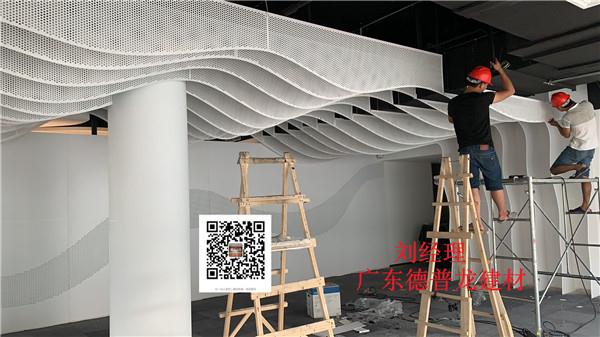 餐厅冲孔波浪型餐厅弧形铝方通白色造型梅花弧形铝板安装图片