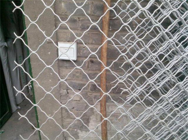 隔离防护美格网 菱形焊接镀锌钢丝网围栏 厂家推荐规格 价格