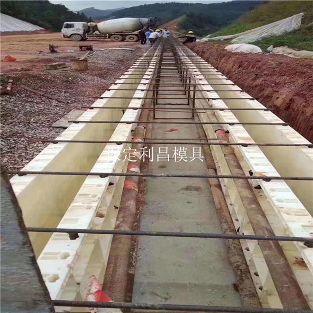企业新闻 > 现浇水沟模具_简介 现浇水沟模具的样式比预制水沟模具的