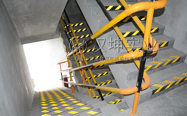 临时施工楼梯防护栏,建筑工地楼梯防护图片