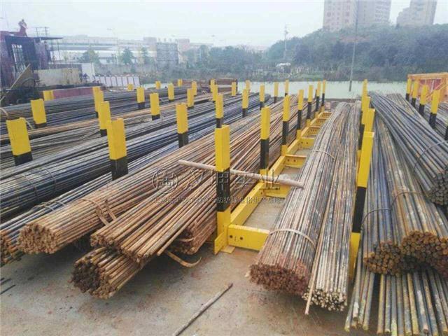 施工现场钢筋堆放架_钢筋加工区原材料堆放架