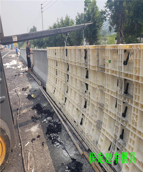 防撞墙塑料模具常规尺寸有哪些        高水泥隔离墩现浇防撞墙钢模板