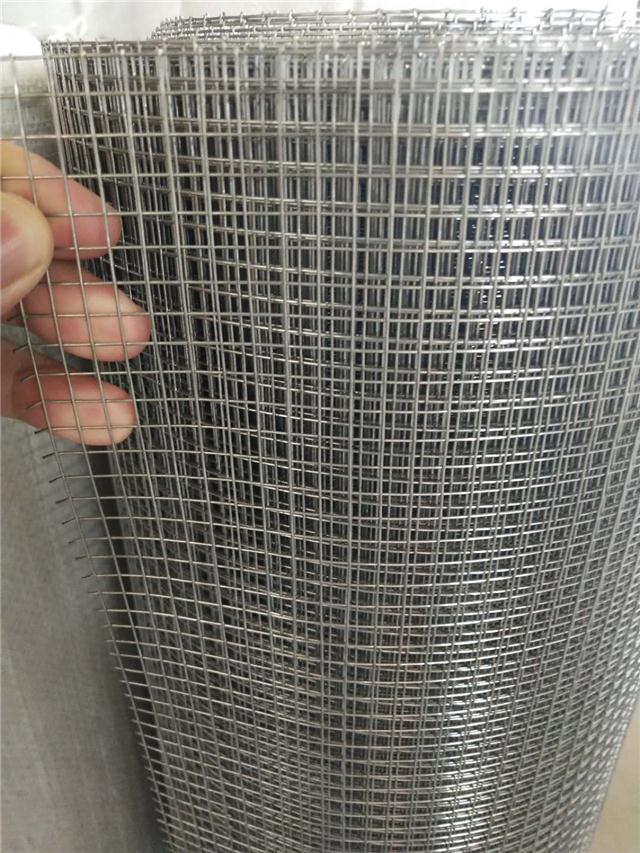 1.2cm方孔焊接铁丝网采用热镀锌表面处理方式制作而成