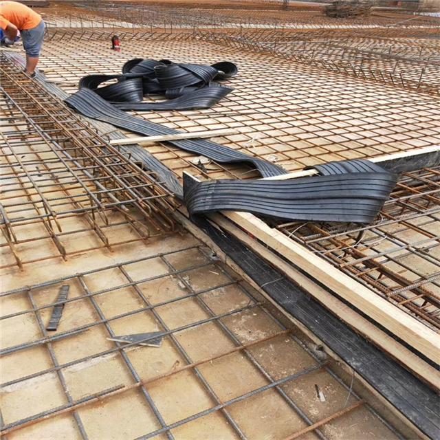 钢筋止水带钢筋止水带即在浇筑下层混凝土时,预埋00mmxmm的钢板,其中