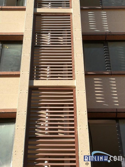 空调格栅间及大壁柱采用干挂立邦纤维水泥单板