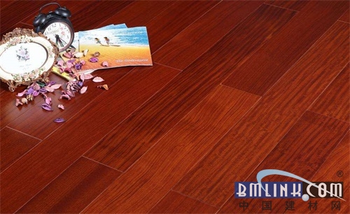 实木复合地板市场交投升温 红檀香实木地板人气缺少