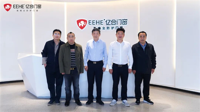 荆州市人大常委会副主任周汉中一行莅临亿合门窗调研指导工作