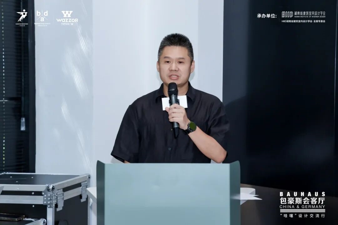 星海建树一总体向导与新疆伊犁州伊宁市都市经营（总体）有限公司党委布告、董事长谈判